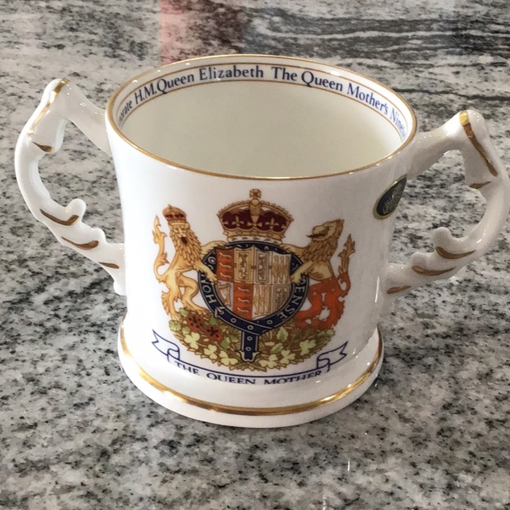Like New Aynsley China 1990 Vintage Queen Mother Cup!